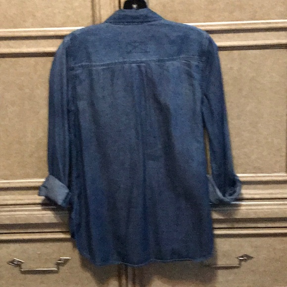LIGHTWEIGHT DENIM BLUE BUTTON DOWN SHIRT - Picture 3 of 5